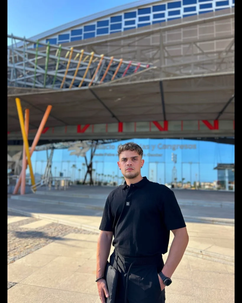 Rubén Díaz frente al Palacio de Ferias de Málaga, especialista en diseño web, tiendas online y SEO local.