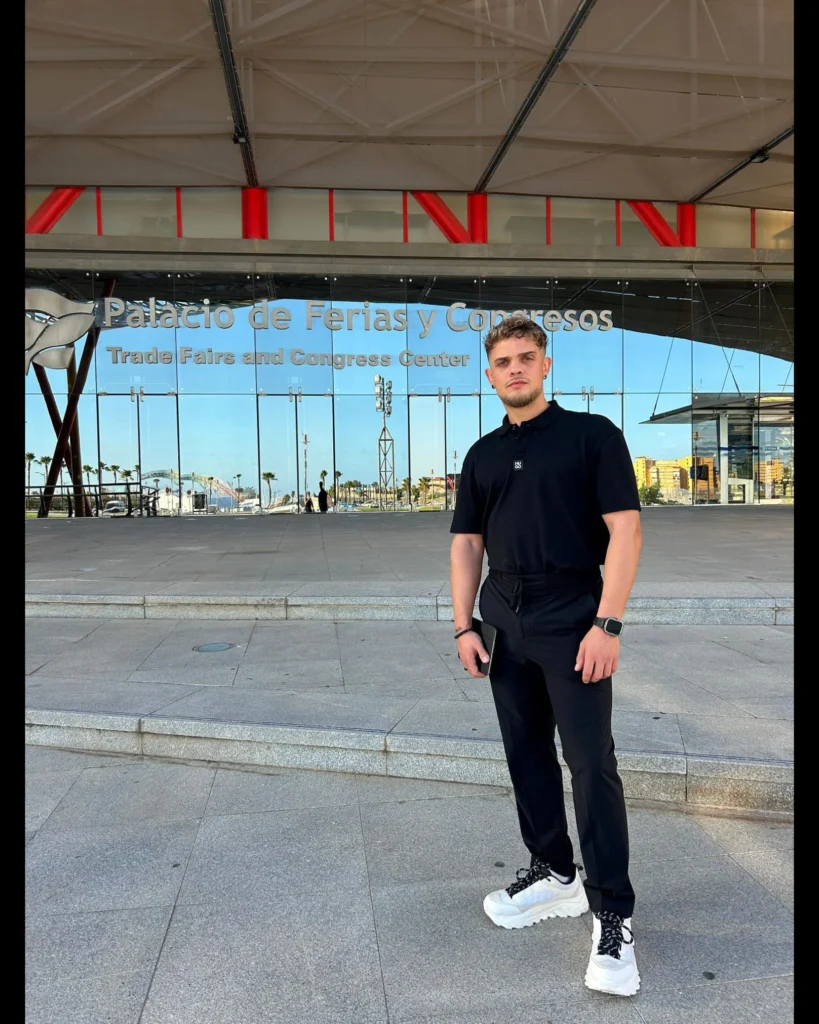 Rubén Díaz frente al Palacio de Ferias de Málaga, especialista en diseño web, tiendas online y SEO local en Málaga.