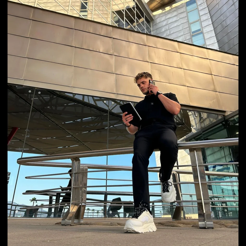 Rubén Díaz, consultor SEO en Málaga, trabajando desde el exterior del Palacio de Ferias.